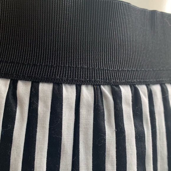 Women's A line skirt. Black & White size 6. - Picture 3 of 6